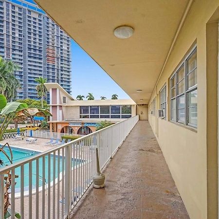 Private Hallandale Beach Studio Wbath Walking Distance To The Beach Pool Free Parking Exterior photo