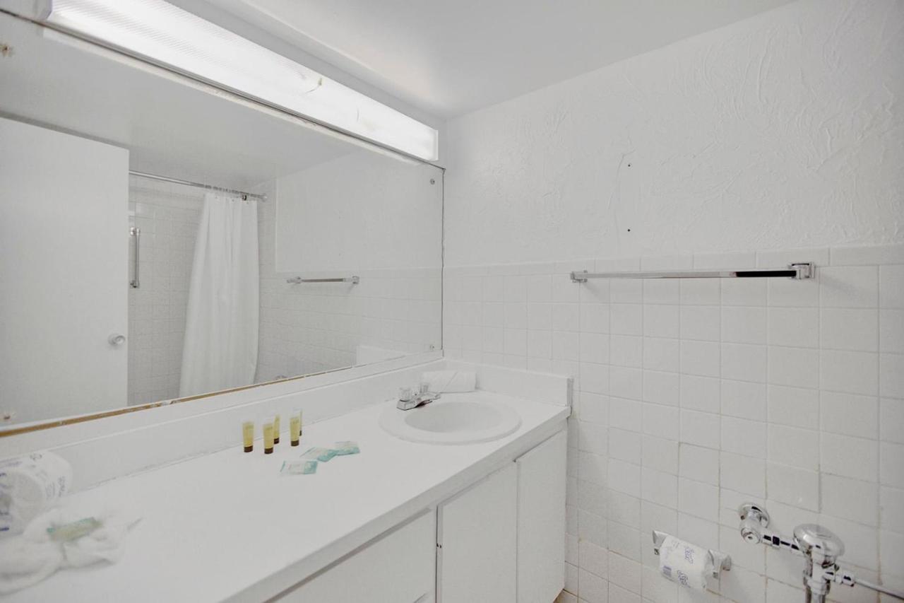 Private Hallandale Beach Studio Wbath Walking Distance To The Beach Pool Free Parking Exterior photo